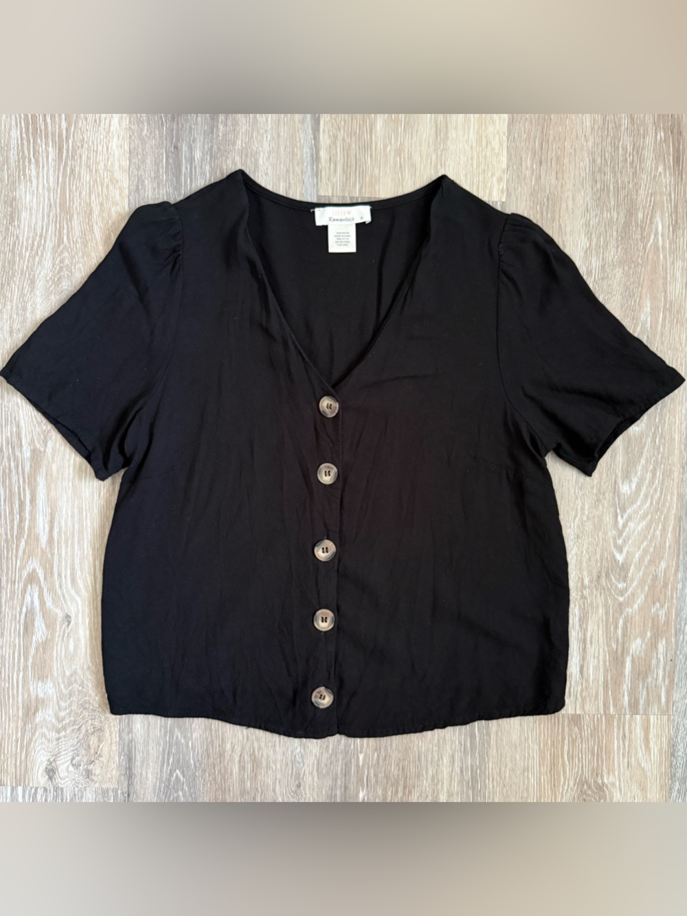 Urban Romantics black button-down v-neck short-sleeve blouse Size S